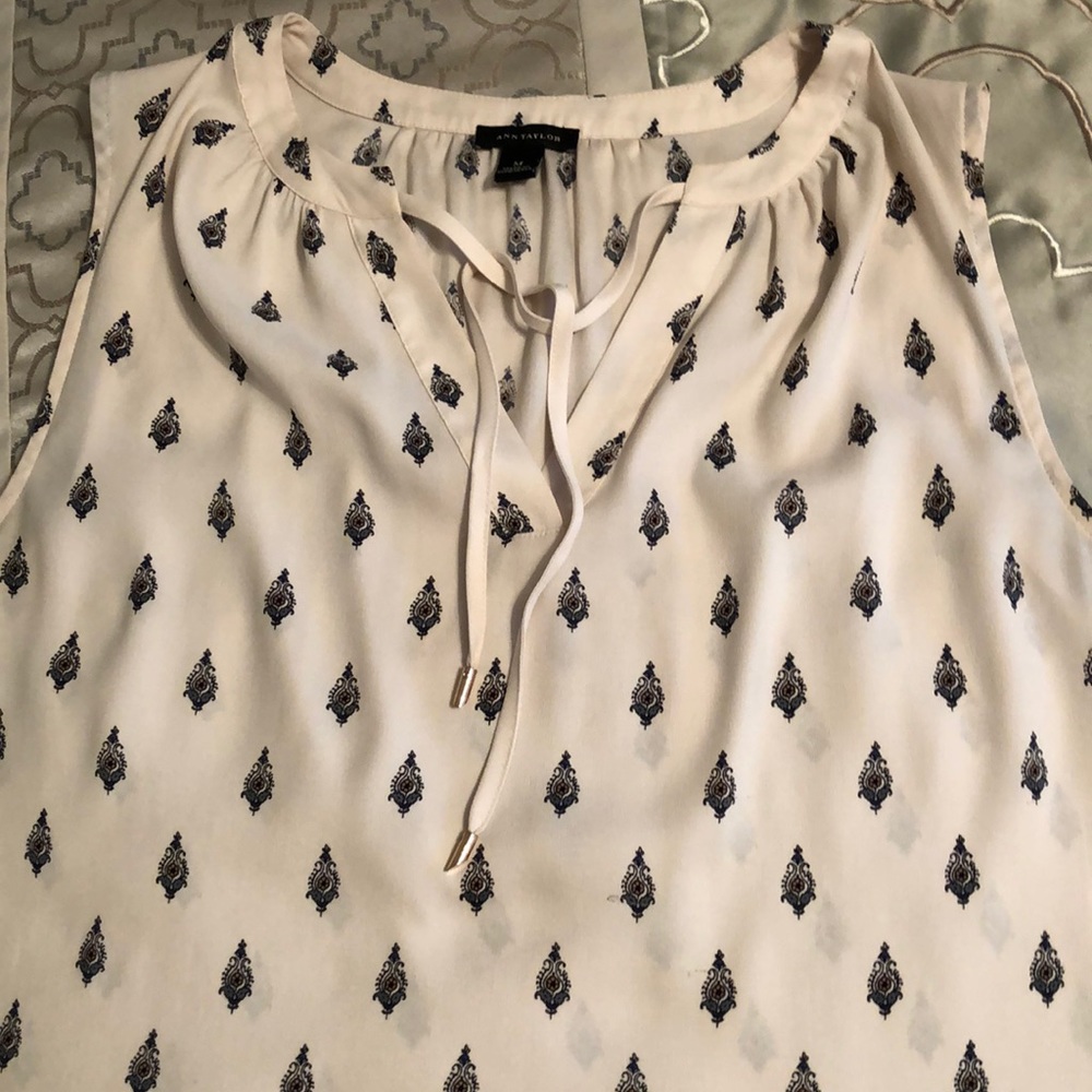 Beautiful short sleeve Ann Taylor top.